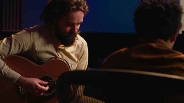 Talentierter Künstler Der Live Mit Seiner Gitarre Professionellen Studio Auftritt — Stockvideo