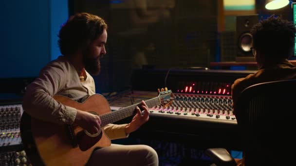 Hudebník Zvukař Nahrávají Kytarové Melodie Řídící Místnosti Profesionálního Hudebního Studia — Stock video