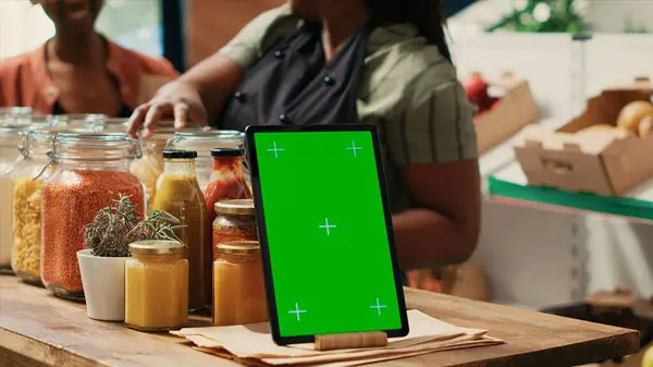 Tablet Mit Greenscreen Display Auf Der Theke Des Bauernmarktes Neben — Stockfoto