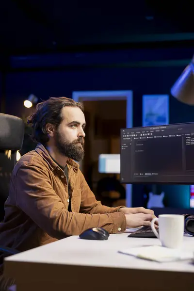 Profesional Ciberseguridad Que Utiliza Computadora Para Buscar Vulnerabilidades Seguridad Empresa — Foto de Stock