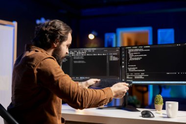 Kızgın adam yazılım kalite güvencesi verirken kuduruyor, kaynak kodunda hatalar gördükten sonra çıldırıyor. Hüsrana uğramış geliştirici kodlama sorunları bulunduktan sonra klavyeyi parçalamaya hazır