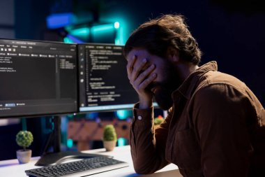 Sorunlu bir adam yazılım kalitesi güvencesi verirken kendini facepallıyor, kaynak kodunda büyük hatalar buluyor. Masaüstü bilgisayarındaki kodları inceledikten sonra depresyondaki geliştirici üzgün ve birçok sorun görüyor