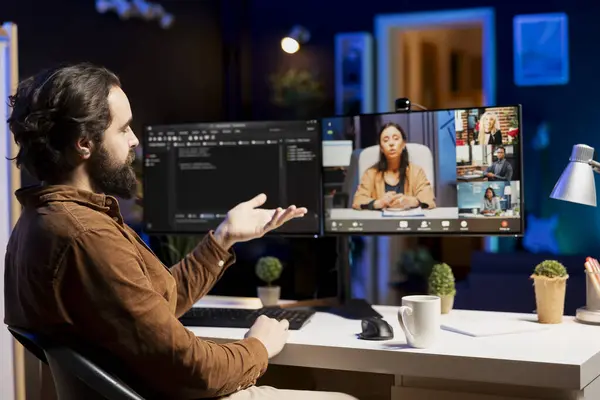 Computer Science Teacher Doing Online Tutoring Telling Students Online Videocall — Stock Photo, Image
