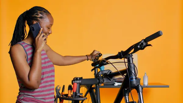 Engenheiro Alegre Trabalho Fazer Uma Pausa Reparação Bicicleta Para Falar — Fotografia de Stock