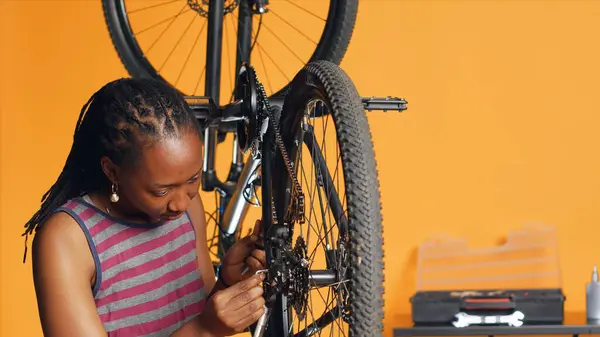 Especialista Que Utiliza Destornillador Llave Hexagonal Para Asegurar Rueda Bicicleta —  Fotos de Stock