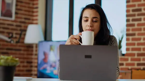 Teleworker Verificar Seus Mails Laptop Desfrutar Uma Xícara Café Funcionário — Fotografia de Stock