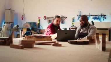 Dolap yapımcıları dizüstü bilgisayarda CAD yazılımını kullanarak odun tasarımlarını tartışırken beyin fırtınası yapıyorlar. Marangozlar mağazada tartışıyor, mobilya montajını planlamak için dizüstü programı kullanıyorlar, kamera B
