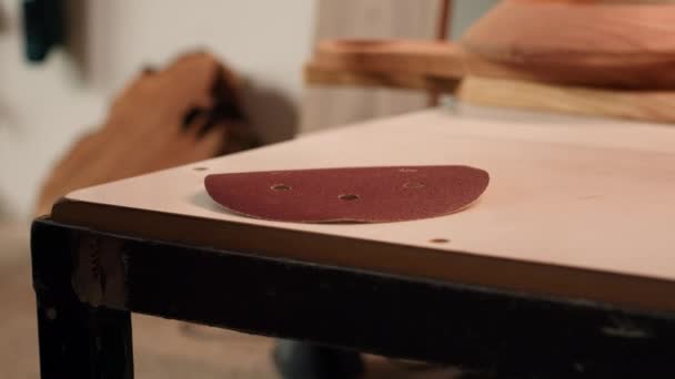 Tischler Legt Schleifpapier Auf Ein Stück Kunststoff Wodurch Ein Abrasiver — Stockvideo
