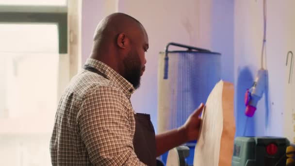 Retrato Del Alegre Hombre Afroamericano Inspeccionando Madera Antes Ensamblar Muebles — Vídeos de Stock
