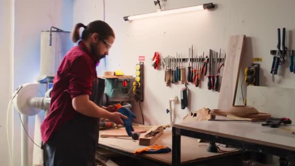Tischler Der Holzverarbeitung Zieht Schutzhandschuhe Bevor Die Möbel Montiert Schreiner — Stockvideo