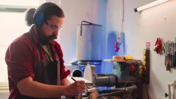 Artigiano Lavoro Consultando Cianografia Utilizzando Levigatrice Orbitale Con Carta Vetrata — Video Stock