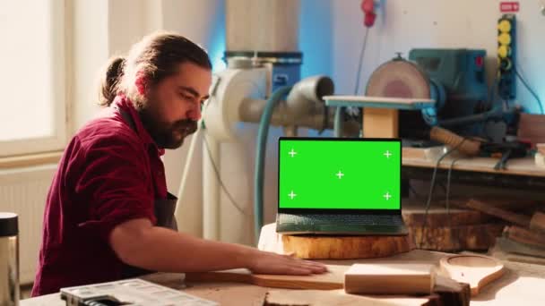 Homens Otimistas Usando Software Cad Laptop Tela Isolada Debatendo Design — Vídeo de Stock