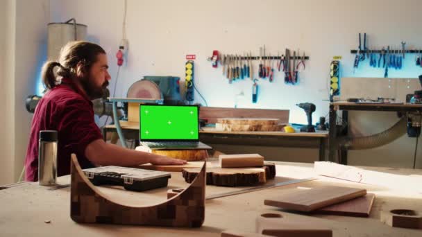 Pria Optimis Menggunakan Perangkat Lunak Cad Pada Laptop Layar Terisolasi — Stok Video