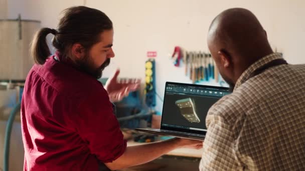 木工与学徒一起在Cad软件中查看笔记本电脑上的设计图 制造商和同事在工作室设计定制3D家具 准备客户订单 相机A — 图库视频影像