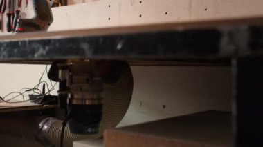 Marangozluk stüdyosundaki ahşap şekillendiricinin elektrik yönlendiricisini kapatın. Marangozluk ve flok çekimlerinde kullanılan iğ kalıbına odaklan
