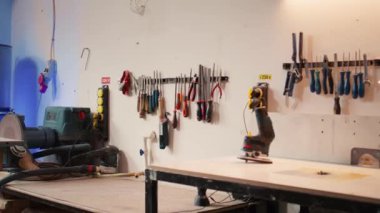 Atölyede arka planda ahşap işçiliği aletleri olan elektrik yönlendirici. Keski, tornavida, marangozluk stüdyosunun önündeki el teçhizatına odaklan.