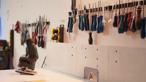 在组装车间的工作台上用木工工具在机架上关闭电气路由器 专注于木工演播室中用于砍柴的手动齿轮 制动器 — 图库视频影像