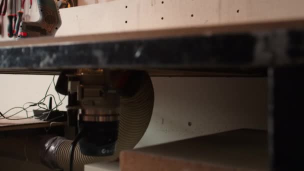 木製のブロックの精密切断に使用される大工のスタジオの木製のシェーパーの電気ルーターの閉鎖 木工で使用されるスピンドルモルダーの電源ツールに焦点を当てる ジブアップショット — ストック動画
