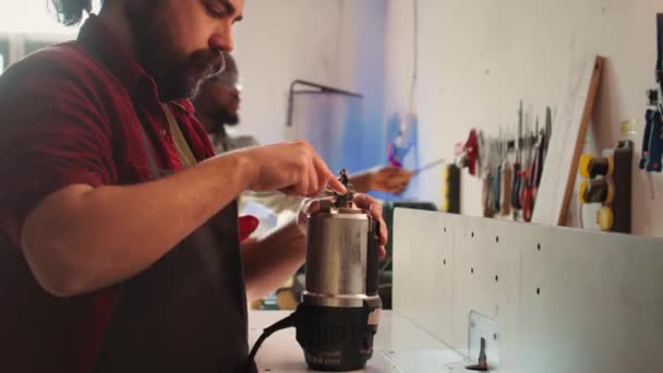 Serviceman Dans Atelier Assemblage Meubles Changeant Pièce Rotor Sur Les — Video