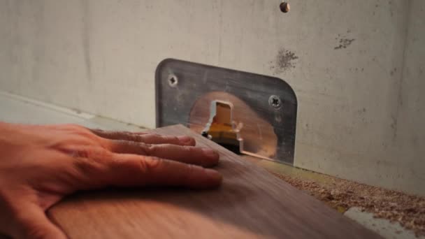 Woodworker Operando Moldador Fuso Para Criar Alta Qualidade Personalizado Marcenaria — Vídeo de Stock