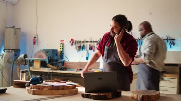 Виробник Роботі Отримує Телефонний Дзвінок Від Клієнта Який Розслідує Прогрес — стокове відео