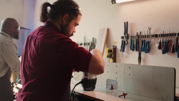 Mécanicien Dans Atelier Menuiserie Changeant Pièce Rotor Sur Les Machines — Video