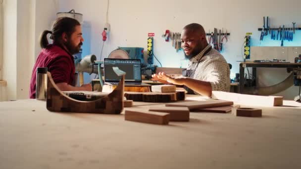 Optimistischer Hersteller Und Lehrling Diskutieren Atelier Die Besten Holzmaterialien Für — Stockvideo