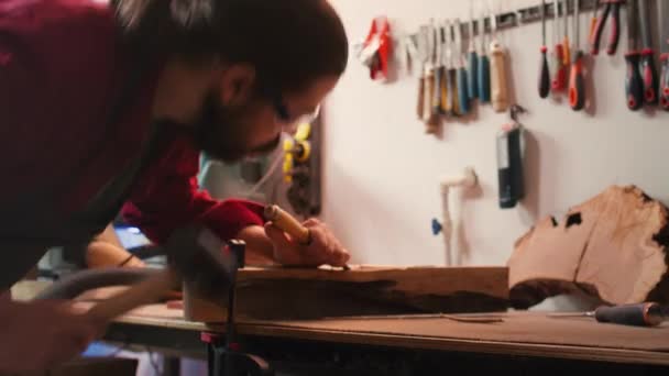 Artisan Använder Bänkskruv För Att Hålla Träblock Snida Intrikata Mönster — Stockvideo