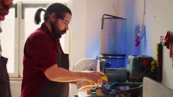 Artesãos Coworking Estúdio Usando Lixa Triturador Madeira Para Lixar Superfície — Vídeo de Stock