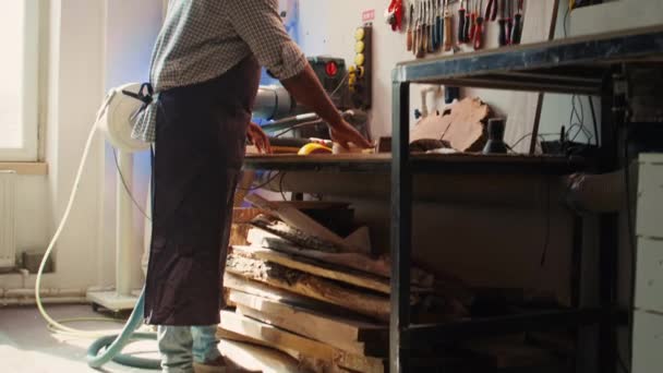 Afrikanischer Kunsthandwerker Atelier Verwendet Schleifpapier Die Holzoberfläche Glätten Und Holzkunstwerke — Stockvideo