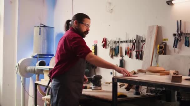 Carpinteiro Segurando Ferramenta Elétrica Usada Para Alisar Superfícies Por Abrasão — Vídeo de Stock
