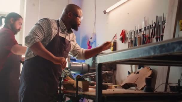 Fabricante Afroamericano Que Forma Madera Cruda Usando Cincel Martillo Creando — Vídeos de Stock