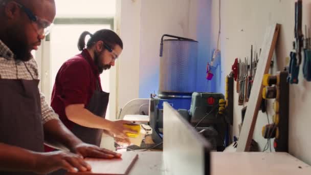 Een Team Van Houtbewerkers Montagewerkplaats Gebruikt Schuurpapier Spindelgietmachine Voor Het — Stockvideo