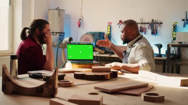Träarbetare Tittar Över Ritningar Grön Skärm Laptop Cad Program Med — Stockvideo