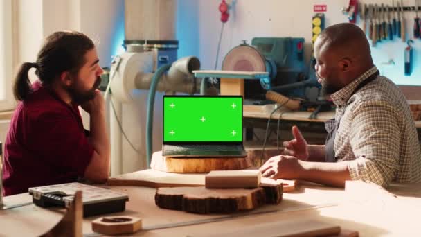 Joyous Cabinetmaker Tittar Över Ritningar Scheman Isolerad Skärm Laptop Cad — Stockvideo
