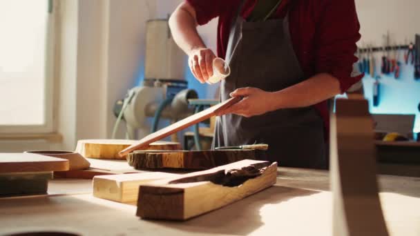 Woodworking Especialista Aplicando Verniz Madeira Para Construir Camada Protetora Fabricante — Vídeo de Stock