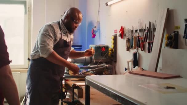 非洲裔美国雕塑家 在木匠车间用凿子和锤子塑造原木 创作木艺 戴安全眼镜 制作木雕的艺术家 用工具雕刻木雕 照相机B — 图库视频影像