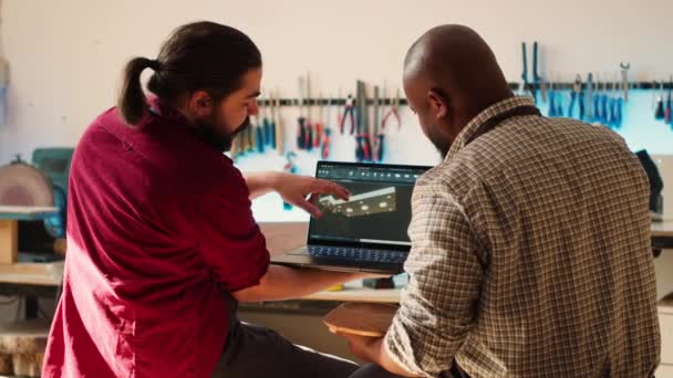 아프리카계 미국인 제조자 동료는 노트북에 Cad 소프트웨어에 표시되는 개략과 작품을 — 비디오