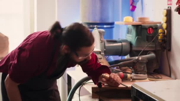 Hombre Tallando Diseños Intrincados Madera Usando Cincel Martillo Carpintería Disfrutando — Vídeo de stock