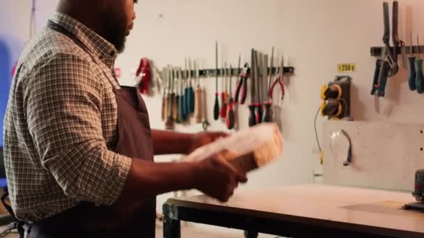 Carpinteiro Inspecionando Madeira Loja Montagem Colocando Óculos Segurança Ferramenta Colheita — Vídeo de Stock
