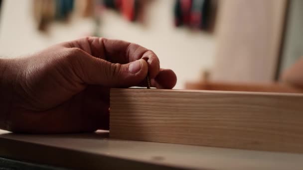 Drewniany Pracownik Pomocą Wiertarki Tworzenia Otworów Kołków Drewnianej Desce Zbliżenie — Wideo stockowe