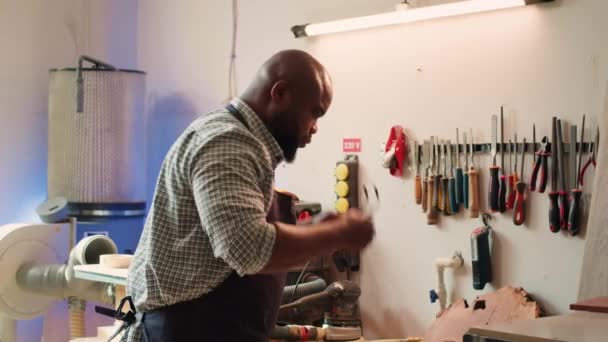 Homme Afro Américain Dans Atelier Menuiserie Inspectant Une Pièce Bois — Video