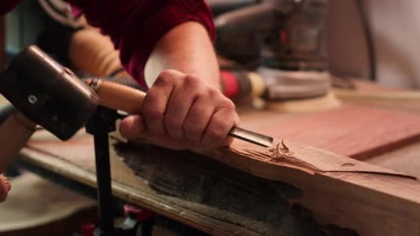 カルペントリーショップのチゼルとハンマーを精密に木材に彫刻するクラフトスパーソン ツールで木片を形作るスタジオのメーカー 木製アート カメラのクローズアップショット — ストック動画