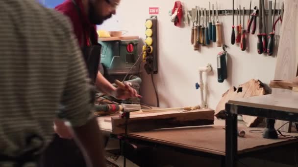 Pekerja Kayu Menggunakan Bangku Untuk Menahan Balok Kayu Mengukir Desain — Stok Video
