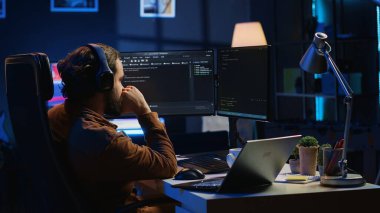 AİHD hastalığından muzdarip çılgın programcı, kod yazarken masaları parmaklarıyla bantlıyor. Gergin bilişim uzmanı ofiste birden fazla iş yapıyor, kahve içiyor, müzik dinliyor, kamera A