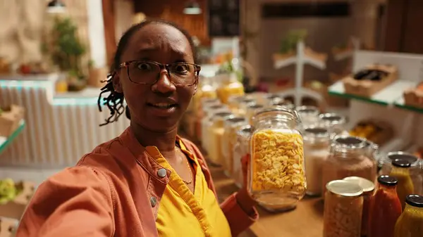 Pov Cliente Afroamericano Promoviendo Bio Supermercado Local Redes Sociales Filmando —  Fotos de Stock