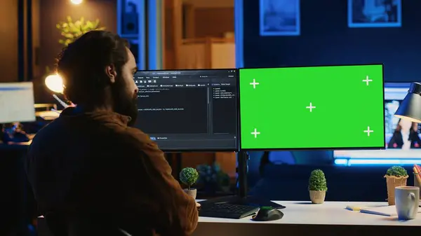 Самозанятый Человек Выполняющий Поддержку Личного Офиса Квартиры Кодирующий Зеленом Экране — стоковое фото