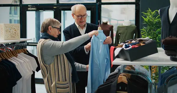 Seniorzy Kupują Formalne Odzież Wierzchnią Butiku Mody Poszukując Modnych Eleganckich — Zdjęcie stockowe