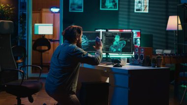 Bilinçli yapay zeka tarafından karşılandıktan sonra koltuktan atlayan adam süper zeka kazanıyor ve ona boyun eğiyor. Yapay zekanın önünde saygı duruşunda bulunan programcı, kamera A
