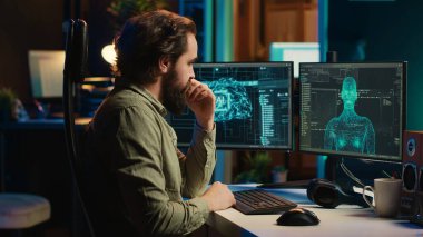 Adam diski PC 'ye yerleştiriyor, yazılım da yapay zekayı bilinçli bir varlığa dönüştürüyor, yaratıcıyı selamlıyor. Mühendis bilgisayara fişek yerleştiriyor, dost canlısı yapay zeka uyandırıyor, kamera A